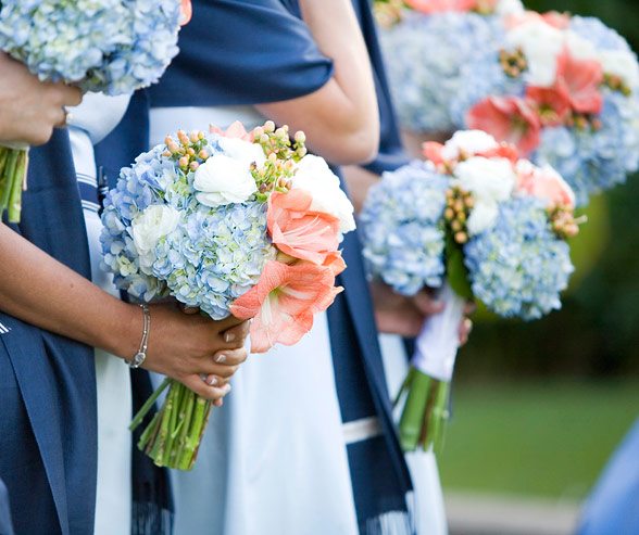 Bó hoa cưới cầm tay cẩm tú cầu giúp mọi cô dâu tỏa sáng trong ngày trọng đại