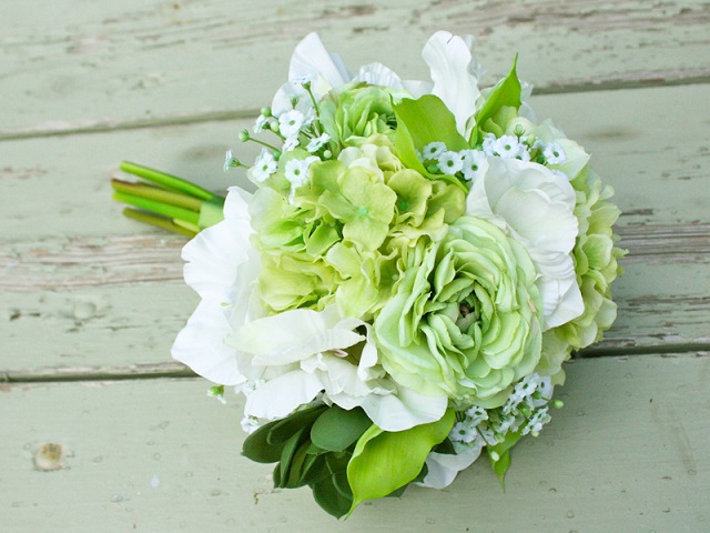 Cẩm tú cầu có dáng tròn dễ dàng lết hợp với các loại hoa khác tạo ra một bó hoa cưới tuyệt đẹp