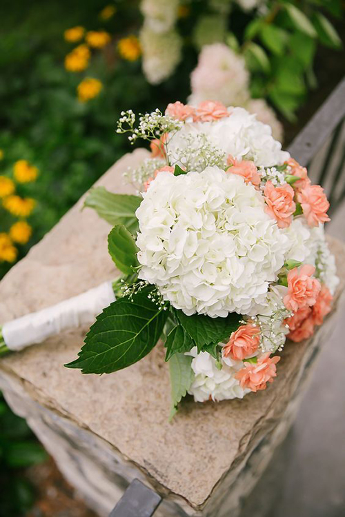 Bó hoa cưới cầm tay cẩm tú cầu đẹp kết hợp với hoa cẩm chướng Bó hoa cưới cầm tay cẩm tú cầu đẹp kết hợp với hoa cẩm chướng