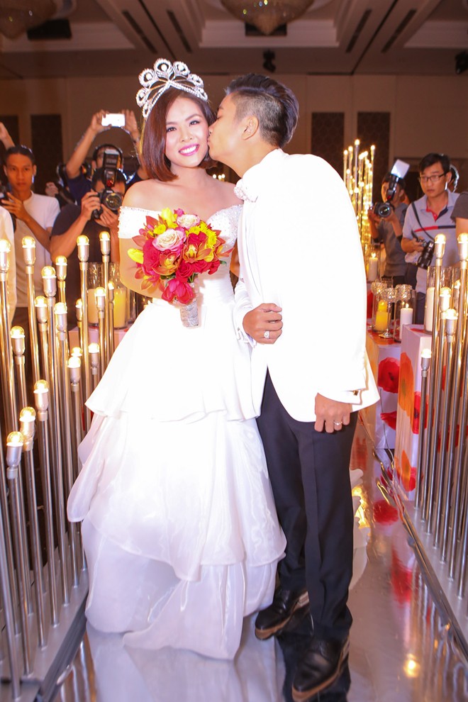 Bó hoa cưới đa sắc màu trên nền váy cưới tinh khôi của diễn viên Vân Trang