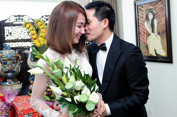 Bó hoa cưới dáng vô cùng tinh tế rất phù hợp với áo dài duyên dáng của diễn viên Ngân Khánh