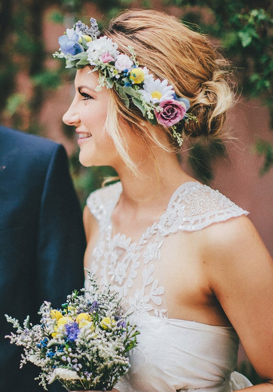 Hoa cưới cài tóc có màu sắc ton sur ton với hoa cưới cầm tay cô dâu