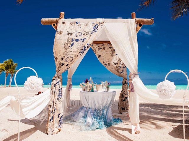 Cổng hoa cưới kết hợp với lụa vô dùng ấn tượng dành cho tiệc cưới ngoài bãi biển