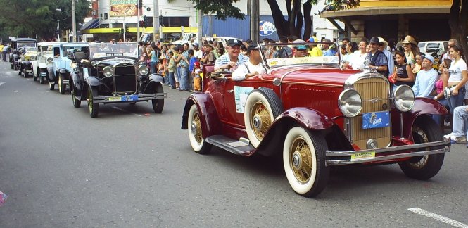 Diễu hành xe cổ tại Lễ hội hoa Feria de las Flores