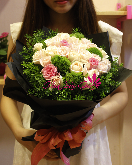 Dịu dàng chính là bó hoa được kết hợp giữa 28 đóa hoa hồng dâu ngọt ngào