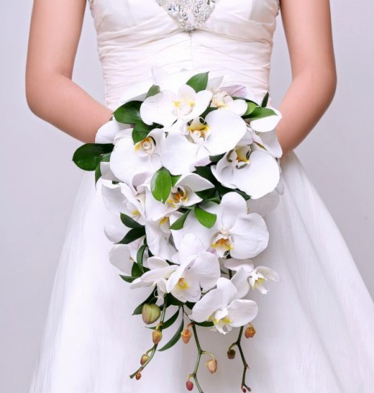 Cô dâu có thể chọn cho mình đóa hoa lan hồ điệp hoặc những nhánh địa lan kết xen kẽ với những đóa hoa báo xuân Cô dâu có thể chọn cho mình đóa hoa lan hồ điệp hoặc những nhánh địa lan kết xen kẽ với những đóa hoa báo xuân