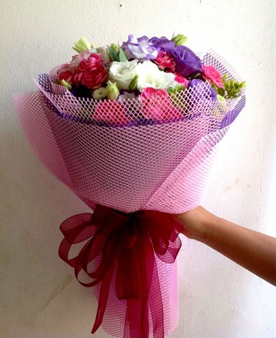 Hoặc bạn có thể gởi một bó hoa đến nơi mà nàng làm việc kèm theo một lời nhắn nhủ dễ thương Hoặc bạn có thể gởi một bó hoa đến nơi mà nàng làm việc kèm theo một lời nhắn nhủ dễ thương