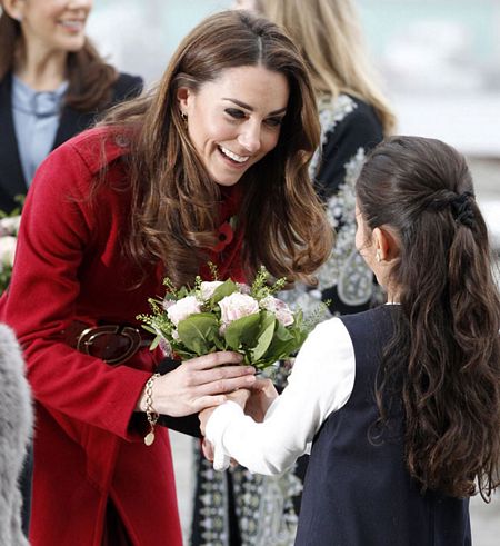 Nhờ một cô nhóc hay cậu nhóc nào đó mang hoa đến tặng cho nàng khi đi dạo trong công viên Nhờ một cô nhóc hay cậu nhóc nào đó mang hoa đến tặng cho nàng khi đi dạo trong công viên