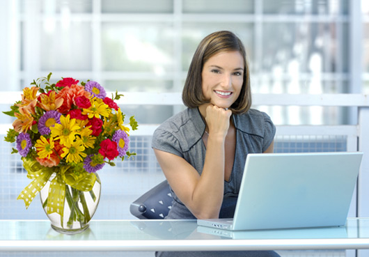Một bó hoa nơi làm việc luôn khiến nàng hạnh phúc và hãnh diện với đồng nghiệp Một bó hoa nơi làm việc luôn khiến nàng hạnh phúc và hãnh diện với đồng nghiệp