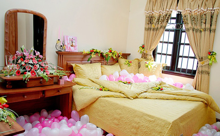 Trang trí căn phòng của bạn với đầy hoa và bong bóng Trang trí căn phòng của bạn với đầy hoa và bong bóng