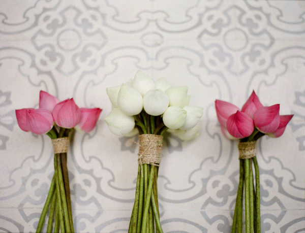 Bữa tiệc cưới của bạn sẽ thêm phần dịu dàng, thanh cao nên chọn hoa sen làm hoa cưới chủ đạo