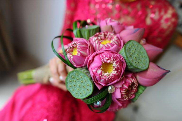Vẻ đẹp thanh khiết của hoa sen cầm tay cô dâu 