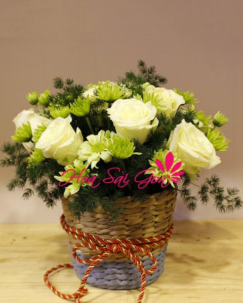 Một giỏ hoa nhẹ nhàng tình cảm dành tặng cho những người phụ nữ yêu thương Một giỏ hoa nhẹ nhàng tình cảm dành tặng cho những người phụ nữ yêu thương