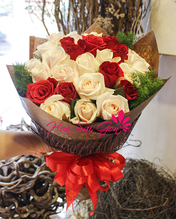 Bó hoa Một chút yêu bao gồm 11 hoa hồng đỏ và 19 hoa hồng dâu kết hợp với nhau