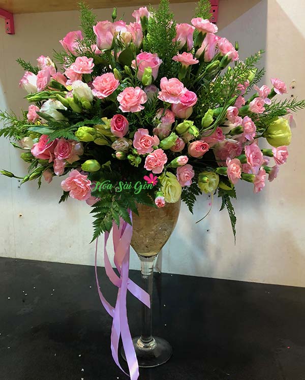Bình hoa Sắc hồng yêu thương là sự kết hợp giữa những đóa hoa hồng dâu, cẩm chướng hồng và cát tường