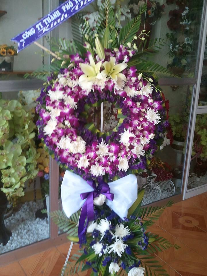 Vòng hoa tang lễ màu tím