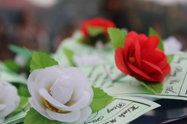 Vị Thiền sư đã chọn bông hoa hồng làm “xứ giả” cho nghi lễ này ở Việt Nam