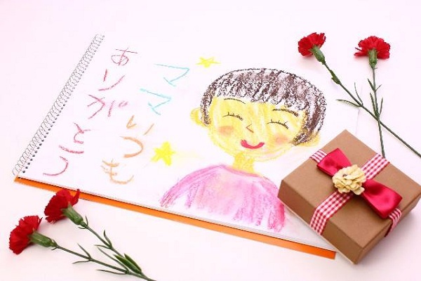 Các em bé Nhật sẽ vẽ tranh dành tặng mẹ 