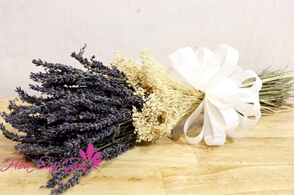 Đội ngũ nhân viên giàu kinh nghiệm của chúng tôi ngoài tư vấn cho bạn mẫu hoa lavender ưng ý 