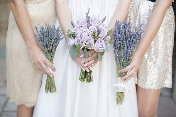 Trang trí tiệc cưới bằng hoa oải hương sẽ giúp không gian tràn ngập niềm vui và đầy hương thơm