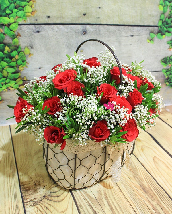 Giỏ hoa là sự kết hợp giữa 25 bông hồng đỏ rực rỡ cùng hoa baby trắng tinh khôi