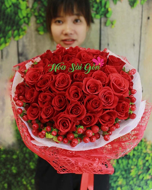 Bó hoa Trót yêu gồm 38 hoa hồng đỏ kết hợp với chuỗi ngọc đỏ quyến rũ
