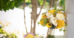 Hoa cưới cô dâu phối hợp màu trắng và vàng lôi cuốn