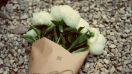 Hoa hồng trắng trong vòng hoa chia buồn nói lên điều gì?
